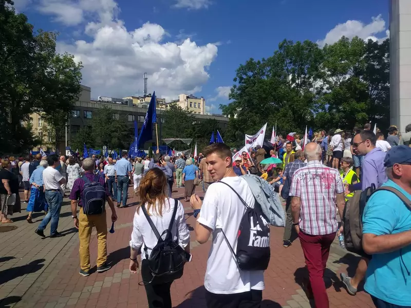 Uczestnicy zbierają się pod Sejmem