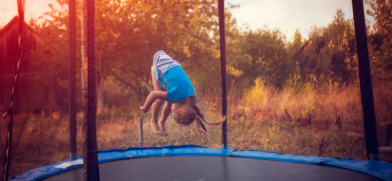 Coraz więcej wypadków na trampolinach. Lekarze ostrzegają: dzieci łamią ręce, nogi i mają poważne urazy kręgosłupa