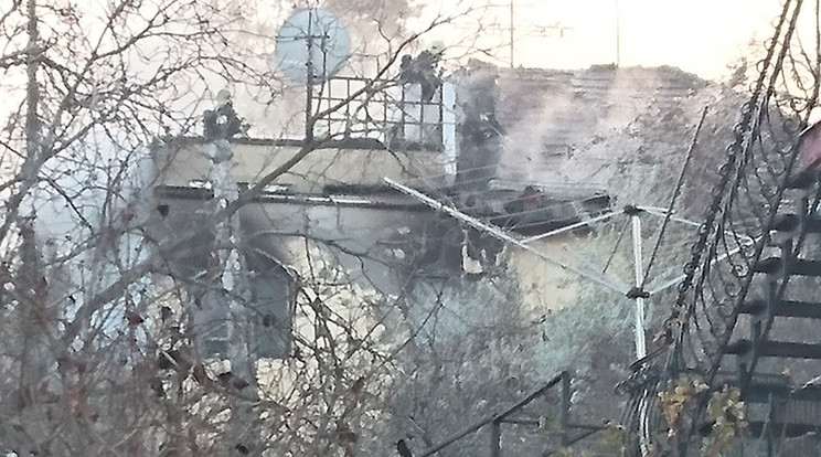 Füstölgött a ház, amiben bennégett az idős nő//Fotó: Blikk