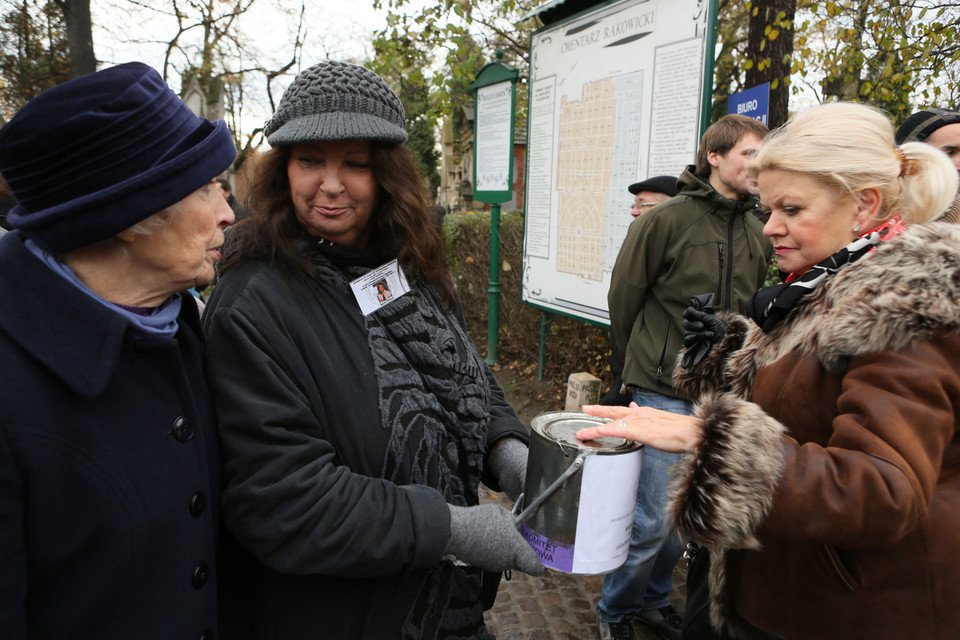 Aktorki Anna Polony i Anna Dymna kwestują na Cmentarzu Rakowickim