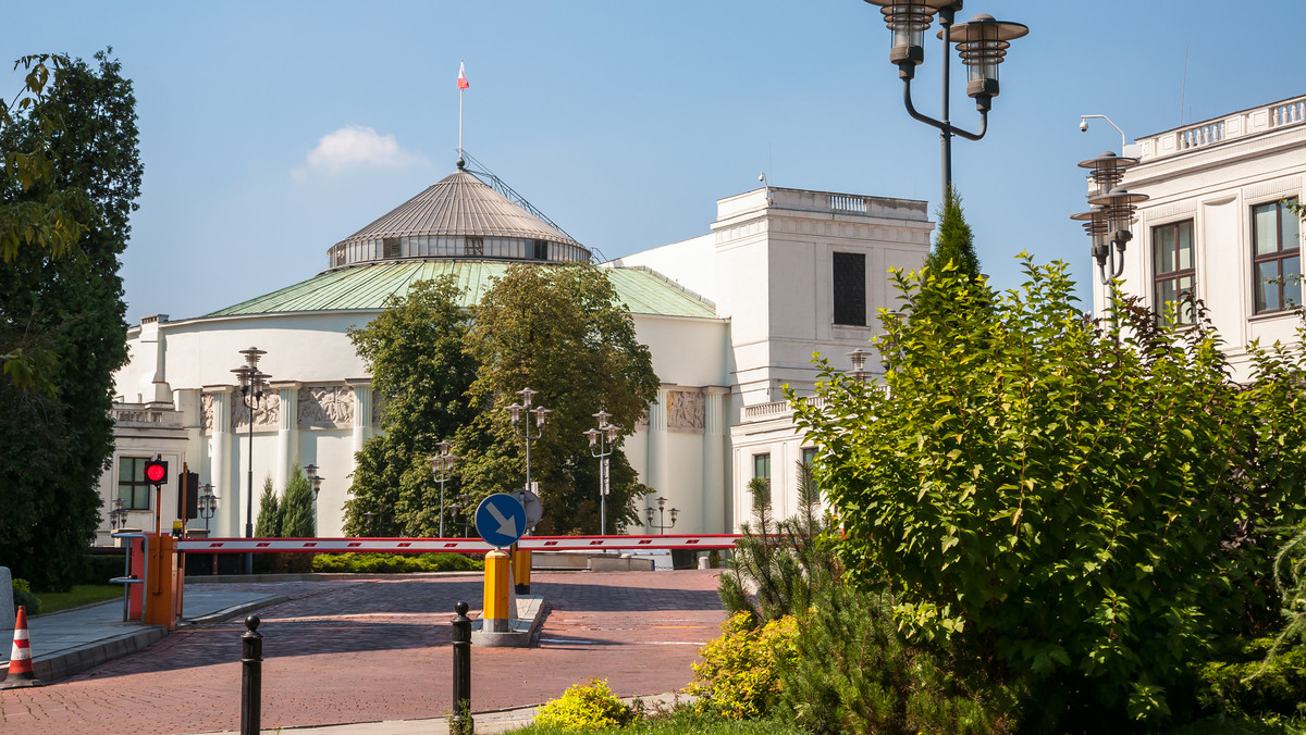 W Sejmie jest 136 interpelacji, na które ministrowie nie odpisali. Dochodzi do tego zwłoka w odpowiedzi na 58 zapytań. Jak czytamy w dzisiejszej "Rzeczpospolitej" z opisywaniem najczęściej zwleka szef MON, Antoni Macierewicz. Posłowie opozycji podejrzewają, że tło tych działań jest polityczne.