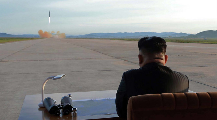 Kim Dzsongun még szeptemberben figyelte, ahogy katonasága kilövi egyik interkontinentális rakétáját /Fotó: AFP