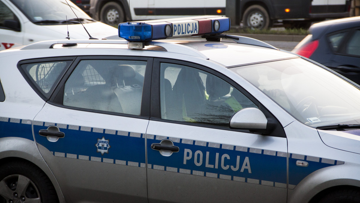 Kandydat na radnego w gminie Kobylnica zaparkował auto oklejone plakatami wyborczymi na szkolnym parkingu. Policja plakaty skonfiskowała i wszczęła dochodzenie. Sprawdza, czy kandydat agitował uczniów.