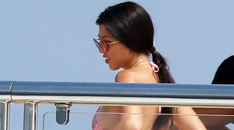 Kourtney és
húga ­Cannes partjainál élvezi 
a napsugarakat /Fotó: Northfoto