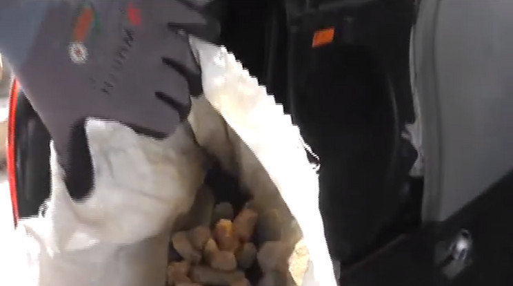 A pénzügyőrök engedély nélküli nyers természetes ásványt találtak egy autó átvizsgálásakor /Fotó:Facebook
