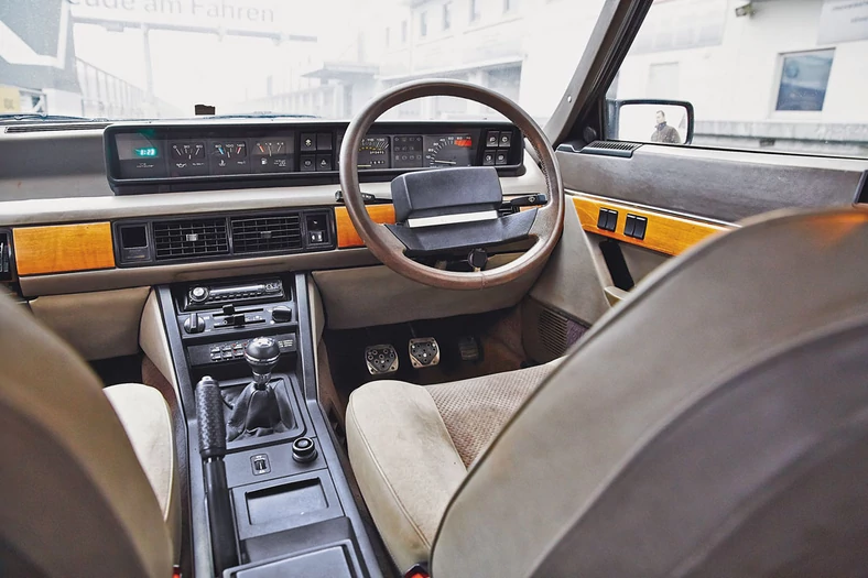 W środku Rover SD1 (od Specialist Division z Triumpha i Rovera) także wyprzedzał swą epokę. Deska auta jest symetryczna – zbudowanie wersji do ruchu prawostronnego było bardzo proste