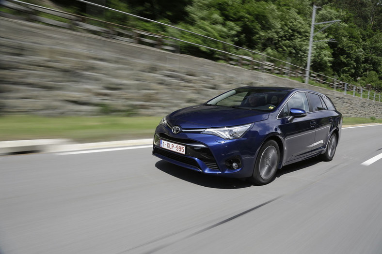 Toyota Avensis po liftingu - nie odstaje od konkurentów