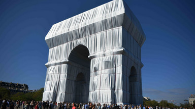 Łuk Triumfalny w Paryżu opakowany folią. Koszt instalacji był ogromny [ZDJĘCIA]