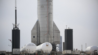 Ukończono montaż największej rakiety świata. Najpóźniej za 9 lat zabierze ona ponownie ludzi na Księżyc [ZDJĘCIA]