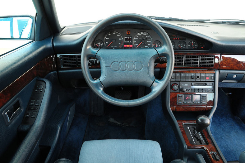 Audi V8 - Luksusowy klasyk dla konesera