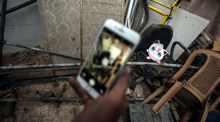 Romok között fog pokémont a játékos a szíriai Doumában / Fotó: MTI