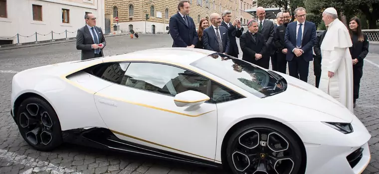 Papież wystawił na aukcję Lamborghini Huracan – pieniądze odda potrzebującym