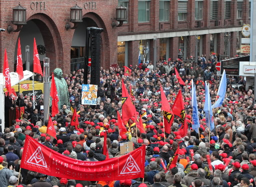 Pracownicy Opla protestują przed fabryką w Ruesselsheim, po ogloszeniu przez GM decyzji, że zachowuje firmę dla siebie. Fot. Bloomberg