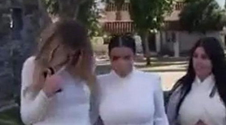Kim Kardashian melltartó nélkül, szűk  fehérben feszített- videó!