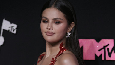 Sensualna Selena Gomez zachwyciła na imprezie MTV. Shakira w "sukience zemsty"