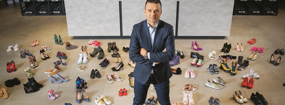 Marcin Grzymkowski. Można o nim powiedzieć: „w butach urodzony”, bo temu, jak sprzedaje się buty, przyglądał się od małego, towarzysząc rodzicom w ich sklepie stacjonarnym. A kiedy dorósł, na zapleczu tego sklepu zbudował eobuwie, absolutny fenomen polskiego e-commerce. Pod okiem Grzymkowskiego sklep przez 16 lat, rok w rok, rósł o 100 proc., nieustająco wykazując rentowność. Dziś przedsiębiorca gotowy jest na nowe biznesowe  wyzwania. I już działa, bo nie lubi bezczynności.