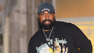 Kanye West pokazał się w bluzie z Janem Pawłem II i rasistowskim hasłem. Wywołał oburzenie