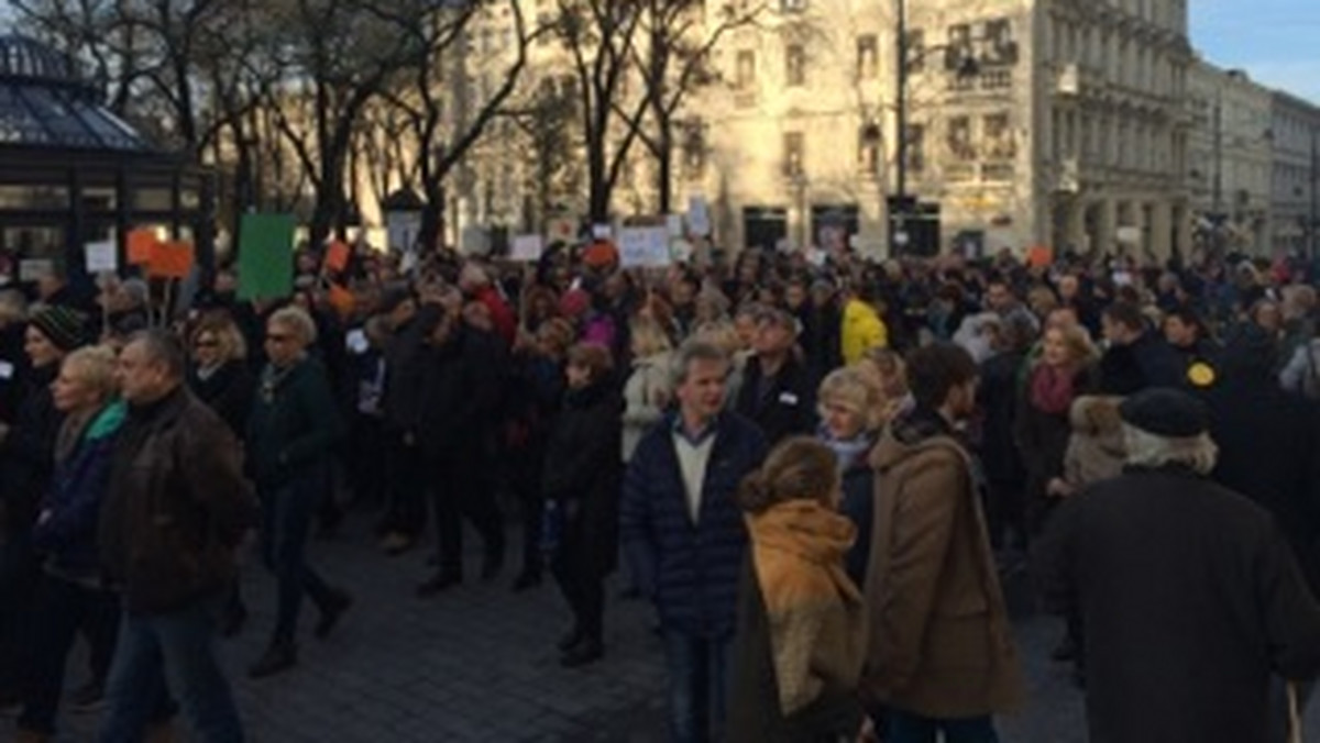 Dziś przed południem ulicą Piotrkowską maszerowali łodzianie, którzy chcieli okazać swój sprzeciw wobec tego, jak karygodnie - ich zdaniem - potraktowano prezydent Łodzi. Hanna Zdanowska w piątek usłyszała dwa zarzuty, które dotyczą kredytów sprzed siedmiu i ośmiu lat.