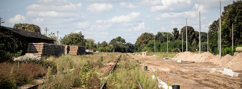 Małe postępy w pracach modernizacyjnych torów kolejowych na odcinku Lublin - Dęblin, wchodzącego w skład trasy Lublin - Warszawa. Przestój spowodowany jest brakiem płatności i dostarczania materiałów budowlanych podwykonawcom przez włoską firmę Astaldi .