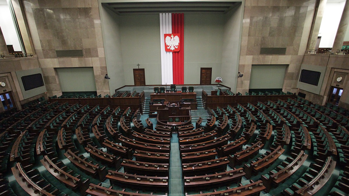 Do końca czerwca PiS zamierza przedstawić projekt zmian w kodeksie wyborczym. Jeśli wejdą one w życie, zmiana przynależności partyjnej posła będzie jednoznaczna z opuszczeniem parlamentu – pisze "Dziennik Gazeta Prawna".