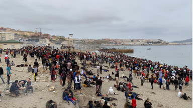 Kilka tysięcy migrantów szturmuje hiszpańską Ceutę. Na granicę skierowano wojsko