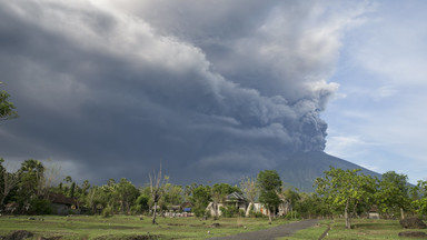 Wulkan Agung może w każdej chwili wybuchnąć. Na Bali zamknięto lotnisko