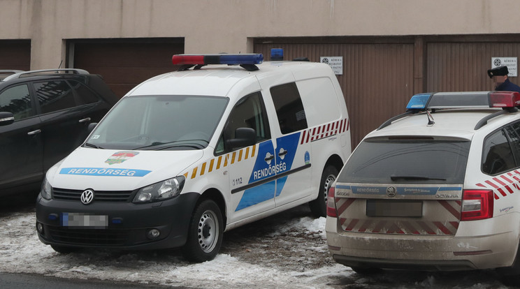 A gyilkosságról értesülve rendőrök szállták meg a csepeli házat /Fotó: Varga Imre