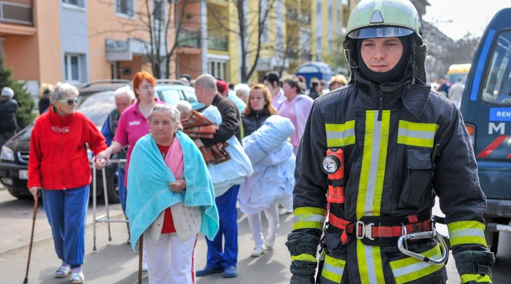 A zsaruk délelőtt kaptak bejelentést, hogy az orosházi kórházban bomba fog robbani! A kiürítést azonnal megkezdték /Fotó: MTI