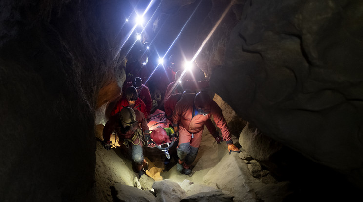 A Magyar Barlangi Mentőszolgálat 27 fővel vonult a helyszínre, hogy segítsenek a sebesült túrázón /Fotó: Magyar Barlangi Mentőszolgálat