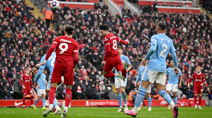 Szoboszlai kapura fejel a Manchester City ellen. A fejlett technológiai háttér ma már a siker elengedhetetlen összetevője a legmagasabb szintű csapatsportokban. A gépi tanulási modelleket használó elemzőrendszerek figyelmét ugyanis egyetlen játékszituáció, egyetlen lehetséges kimenet sem kerüli el. A taktikai döntéseket azonban az edzőnek kell meghoznia, és a meccset a játékosoknak kell lejátszaniuk. / Fotó: Getty Images