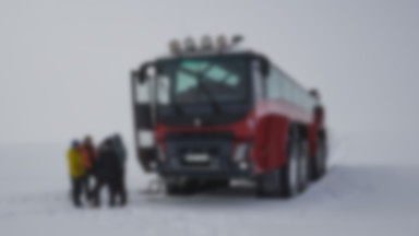 Przejażdżka wielkim czerwonym autobusem po znikającym lodowcu