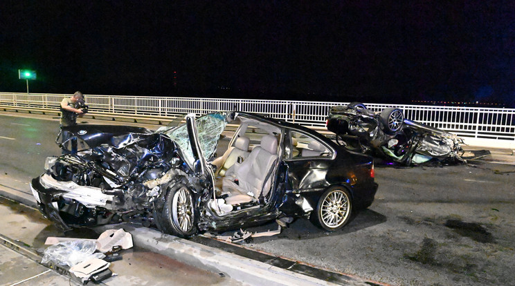 Ütközésben összeroncsolódott személygépkocsik az Árpád hídon 2023. július 1-jén. Egy személyautó elütött egy kerékpárost, majd összeütközött egy másik autóval. A balesetben többen megsérültek, a kerékpáros a kórházban meghalt / Fotó: MTI/Mihádák Zoltán