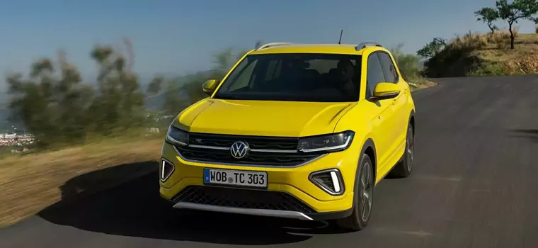 Odświeżony Volkswagen T-Cross wjeżdża do salonów. Zmieścił się w "stówce"? [Ceny]