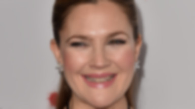 Drew Barrymore w dziwnej sukience poszerzającej ramiona. Wpadka roku?