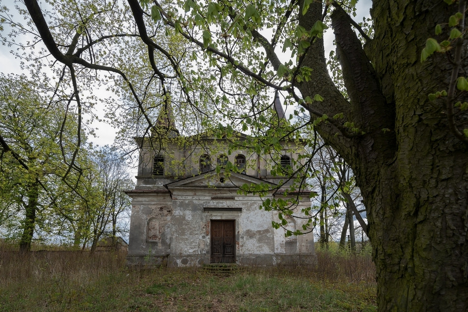Opuszczony kościół w Grzymałkowie