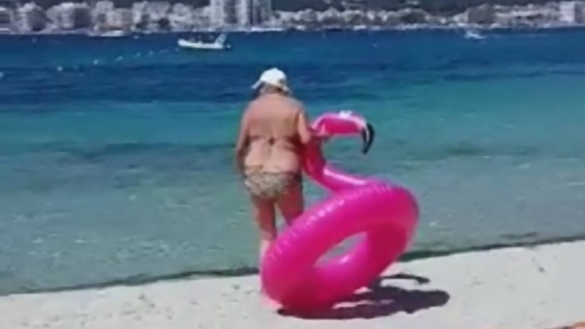 Baka koju od gumenog flamingosa spasava čuvar plaže ima 45 miliona pregleda