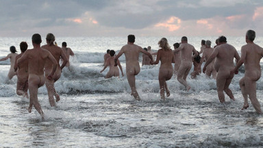 350 nagich osób kąpało się w lodowatej wodzie. Chcieli pobić rekord