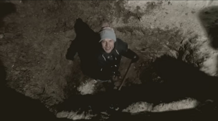 Gabar saját magának ásta meg az egy méter mély sírt
