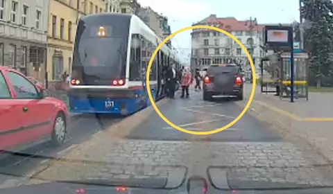 Nie zatrzymał się przed przystankiem wiedeńskim. Mijał pieszych jak tyczki [WIDEO]