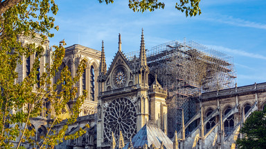 Kontrowersyjny projekt wnętrz katedry Notre Dame. "To, co oszczędził ogień, diecezja chce zniszczyć"