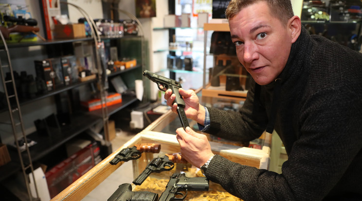 A fegyverboltban az igazgató szemügyre vette a teljes fegyverarzenált /Fo­tó: Weber Zsolt