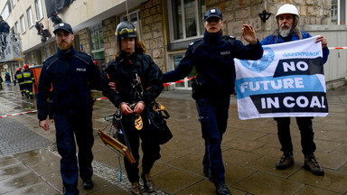 Policja zatrzymała 46 aktywistów Greenpeace w związku z protestem pod siedzibami PiS i PO