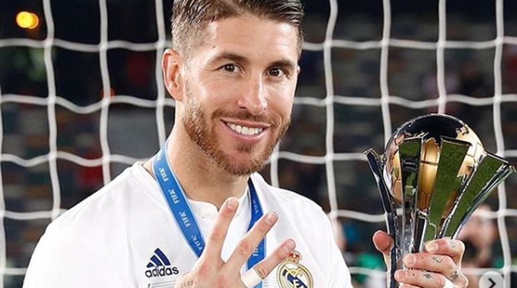 Sergio Ramos csapatkapitány a lényeget mutatja: negyedszer nyert klubvébét a Real Madrid, ez pedig rekord