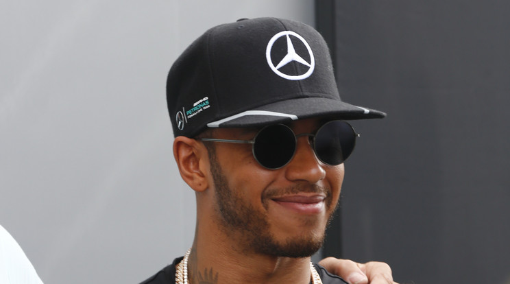 Hamilton akcióban, katonának állt az F1-es sztár /Fotó: Fuszek Gábor