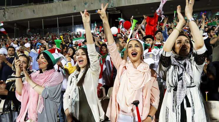 A teheráni stadionban felállított
kivetítőn nők, gyerekek
és férfiak együtt nézték
a Spanyolország-Irán
vb-meccset/ Fotó: MTI