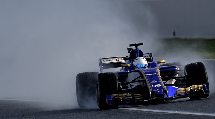 A Sauber és a többi csapat autói is gyakorolhatták az „esős” körülményeket Barcelonában /Fotó: AFP