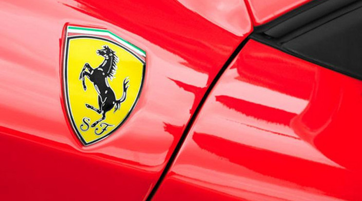 A Ferrari elöl-hátul összetört (illusztráció) /Fotó: Northfoto