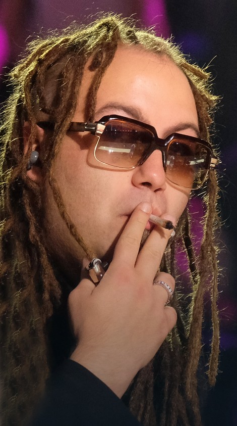 Rasta je zapalio džoint i povukao nekoliko dimova u studiju prepunom mališana