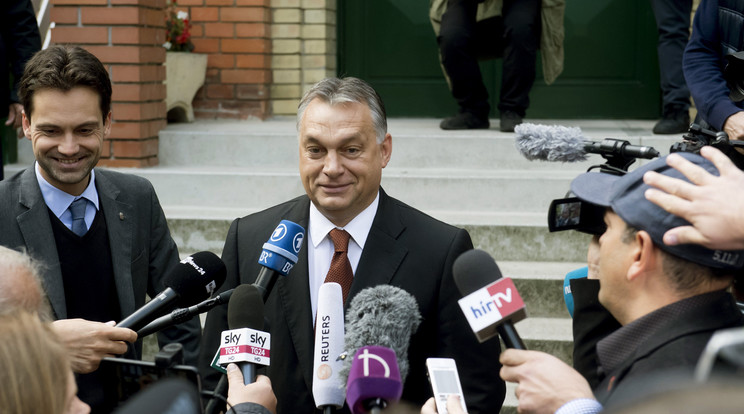 Orbán Viktor, mellette Havasi Bertalan, a Miniszterelnöki Sajtóiroda vezetője / Fotó: MTI - Koszticsák Szilárd