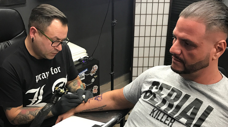 Emilio elárulta, a tetoválás elkészítése egyáltalán
nem okozott fájdalmat